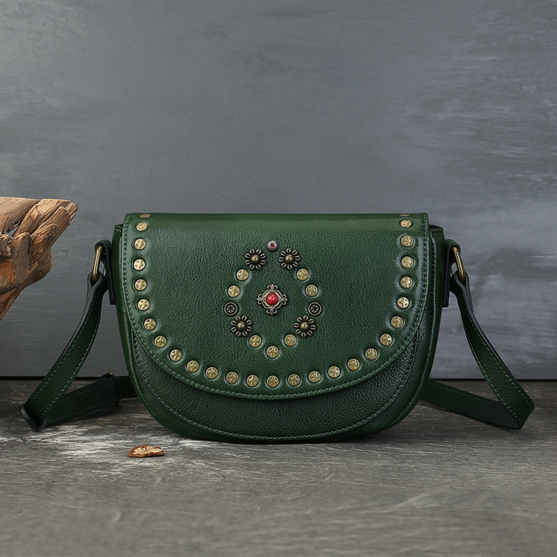 Torba u stilu sedla od prve sloje kože, riveti, ručno izrađeni ukrasi od kamenčića, retro crossbody za žene