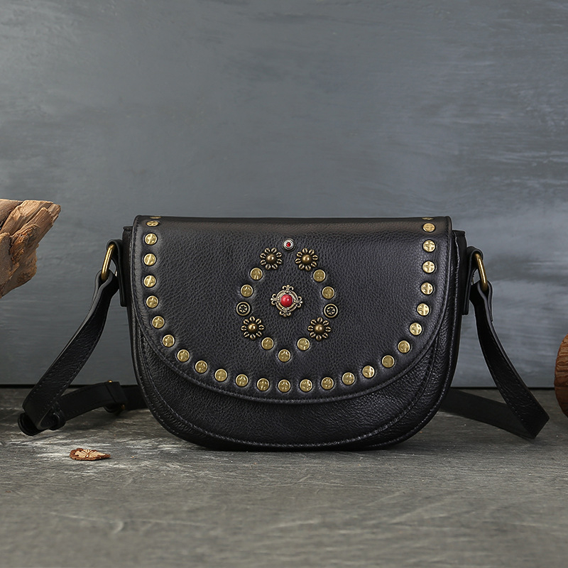 Torba u stilu sedla od prve sloje kože, riveti, ručno izrađeni ukrasi od kamenčića, retro crossbody za žene