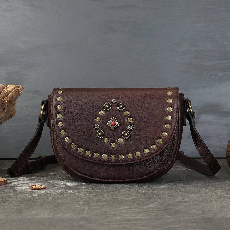 Torba u stilu sedla od prve sloje kože, riveti, ručno izrađeni ukrasi od kamenčića, retro crossbody za žene