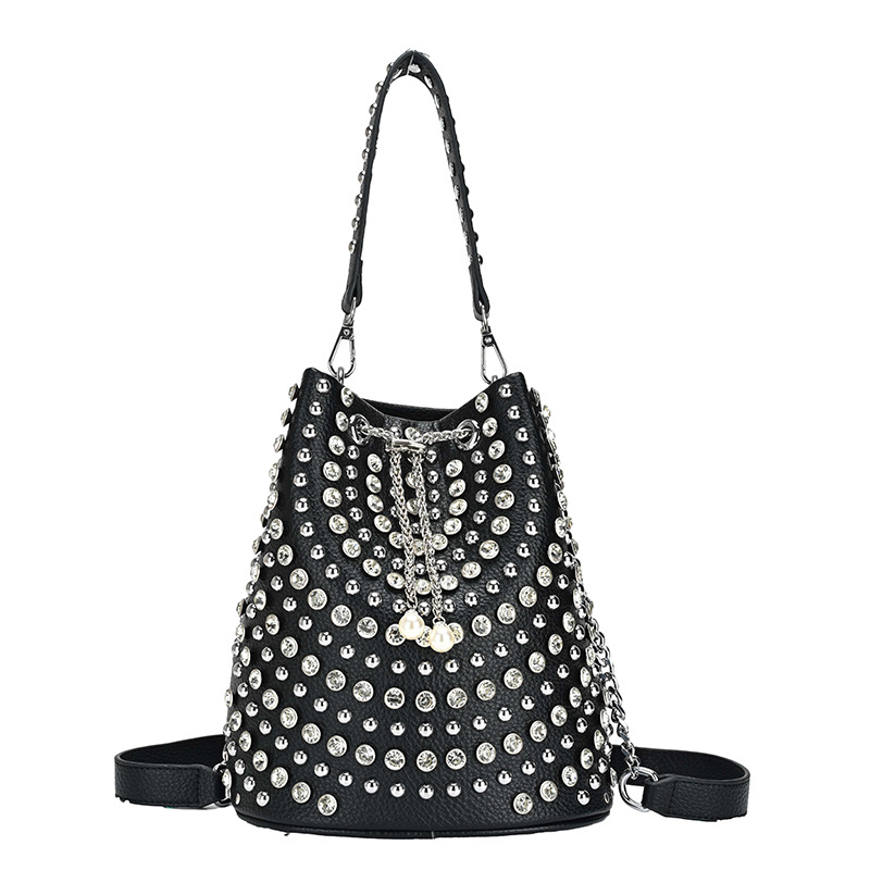 Bucket torbica s rivetima, europsko-američki stil, jesenska kolekcija 2025, punk stil, torba za rame i crossbody, vrhunska tekstura