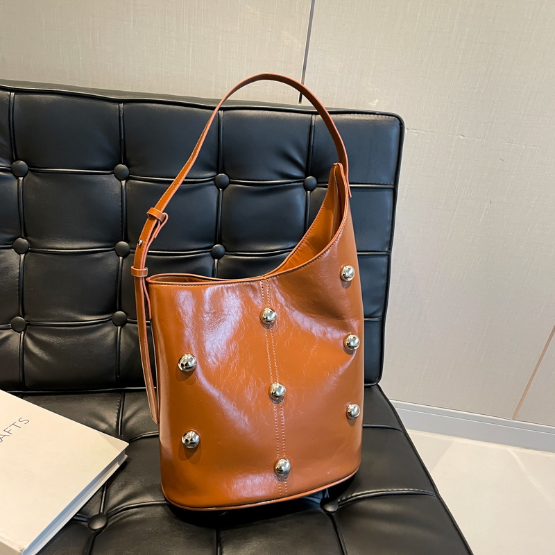 Ženska torba za ramena bucket od PU kože, s metalnim ukrasima, velika kapaciteta, elegantna i svestrana za svakodnevnu uporabu