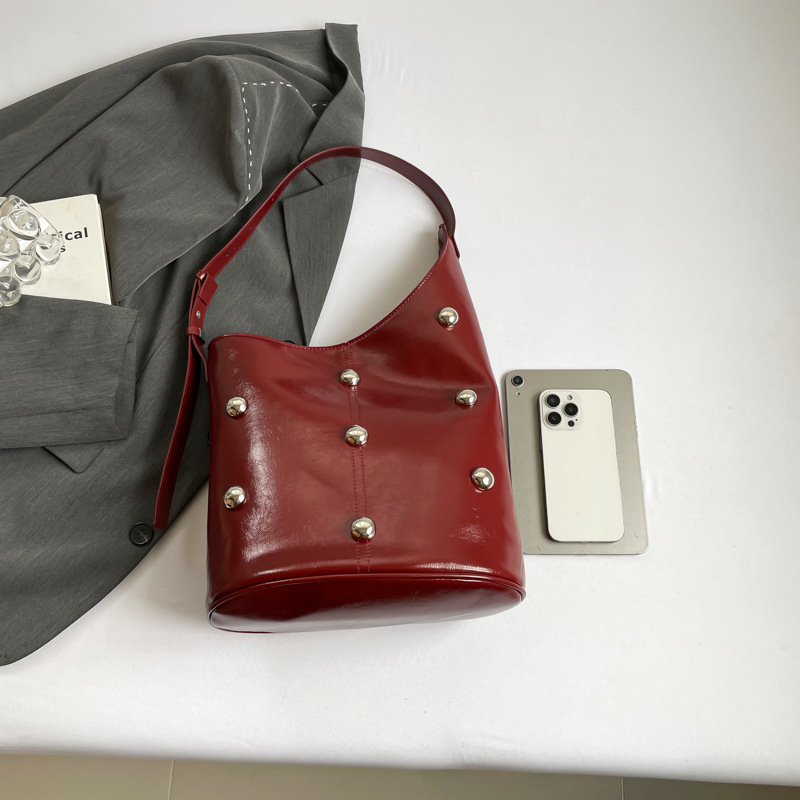 Ženska torba za ramena bucket od PU kože, s metalnim ukrasima, velika kapaciteta, elegantna i svestrana za svakodnevnu uporabu