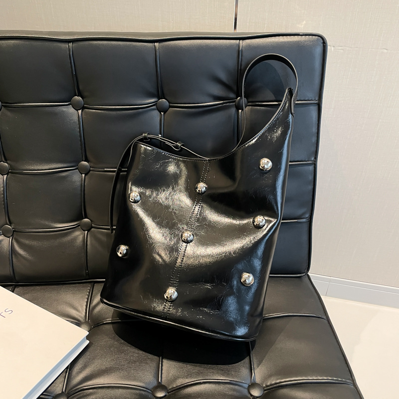 Ženska torba za ramena bucket od PU kože, s metalnim ukrasima, velika kapaciteta, elegantna i svestrana za svakodnevnu uporabu