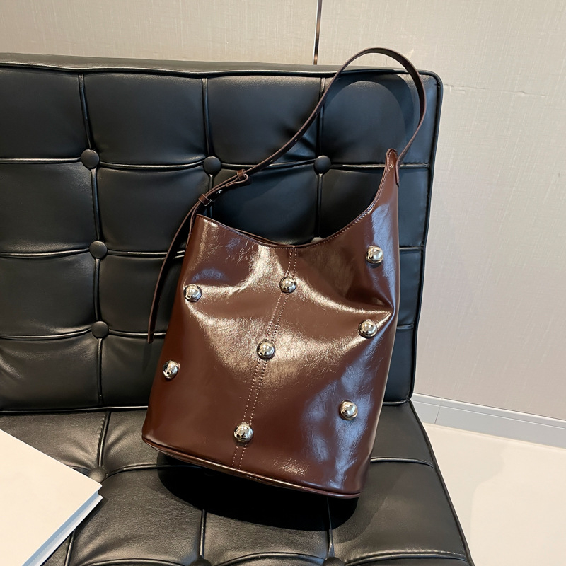 Ženska torba za ramena bucket od PU kože, s metalnim ukrasima, velika kapaciteta, elegantna i svestrana za svakodnevnu uporabu