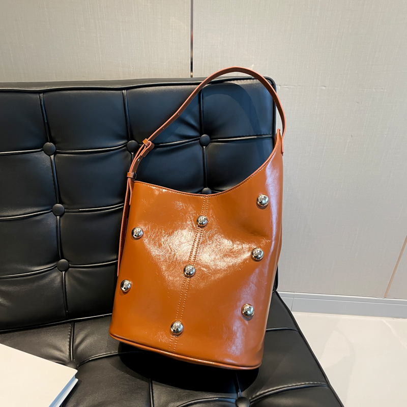 Ženska torba za ramena bucket od PU kože, s metalnim ukrasima, velika kapaciteta, elegantna i svestrana za svakodnevnu uporabu