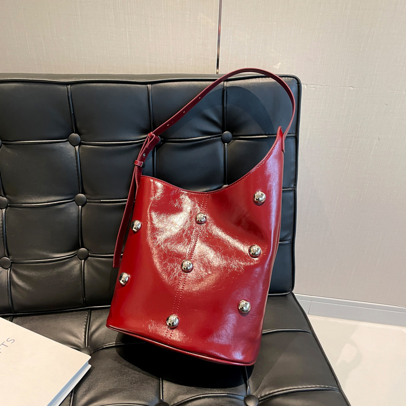 Ženska torba za ramena bucket od PU kože, s metalnim ukrasima, velika kapaciteta, elegantna i svestrana za svakodnevnu uporabu