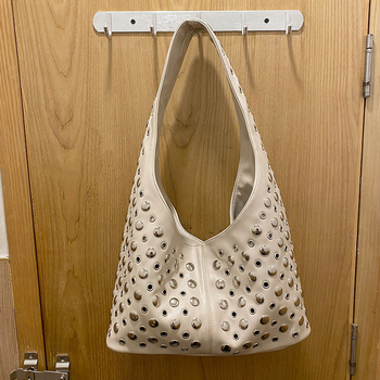 Ženska bucket torba s kružnim zakovicama, luksuzan izgled, punk stil, za rameno
