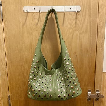 Ženska bucket torba s kružnim zakovicama, luksuzan izgled, punk stil, za rameno