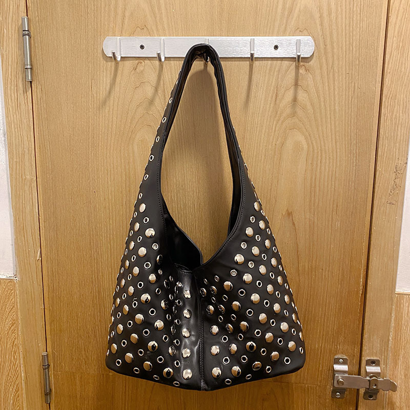 Ženska bucket torba s kružnim zakovicama, luksuzan izgled, punk stil, za rameno