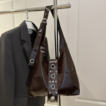 Ženska torba za rame tip tote s metalnim zakovicama, retro stil, plisirani detalji