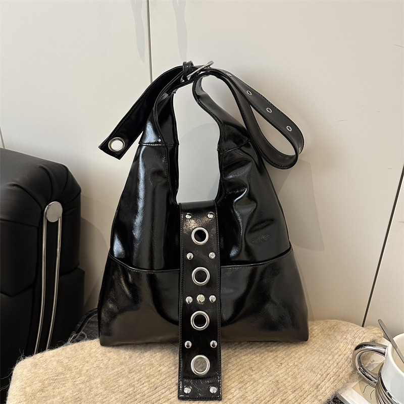 Ženska torba za rame tip tote s metalnim zakovicama, retro stil, plisirani detalji