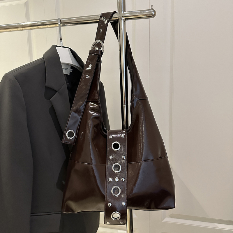 Ženska torba za rame tip tote s metalnim zakovicama, retro stil, plisirani detalji