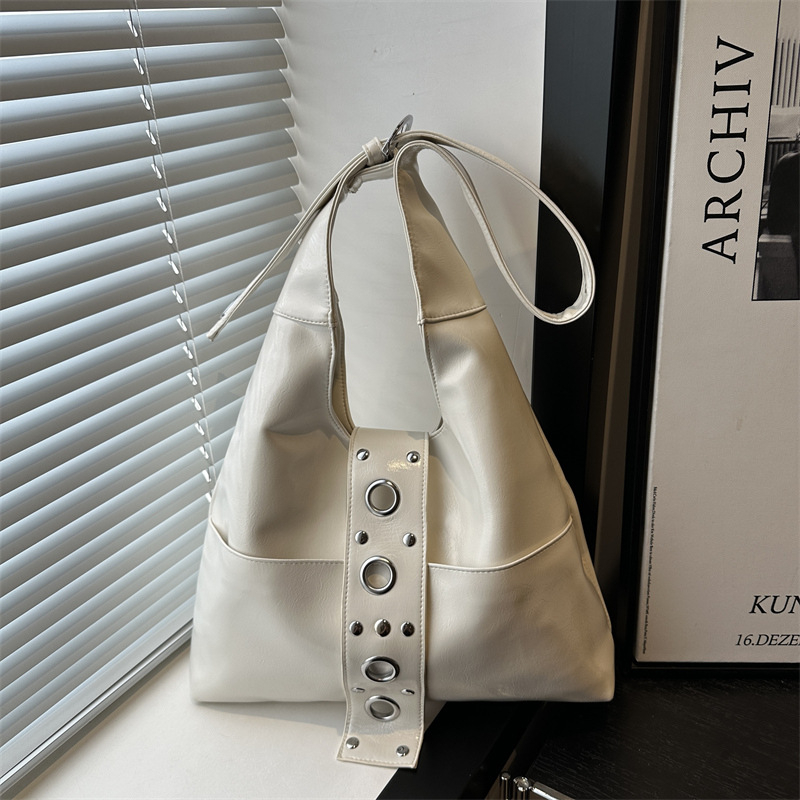 Ženska torba za rame tip tote s metalnim zakovicama, retro stil, plisirani detalji