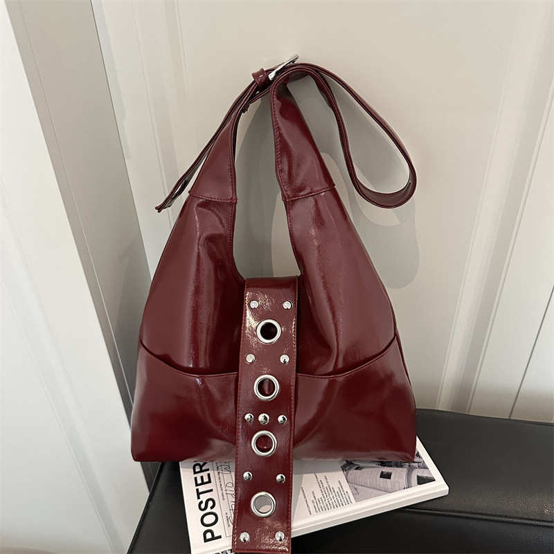 Ženska torba za rame tip tote s metalnim zakovicama, retro stil, plisirani detalji