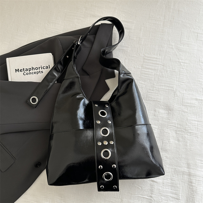 Ženska torba za rame tip tote s metalnim zakovicama, retro stil, plisirani detalji