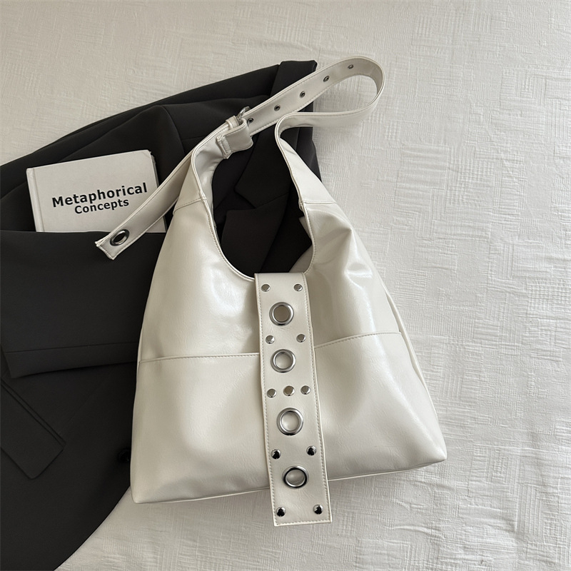 Ženska torba za rame tip tote s metalnim zakovicama, retro stil, plisirani detalji