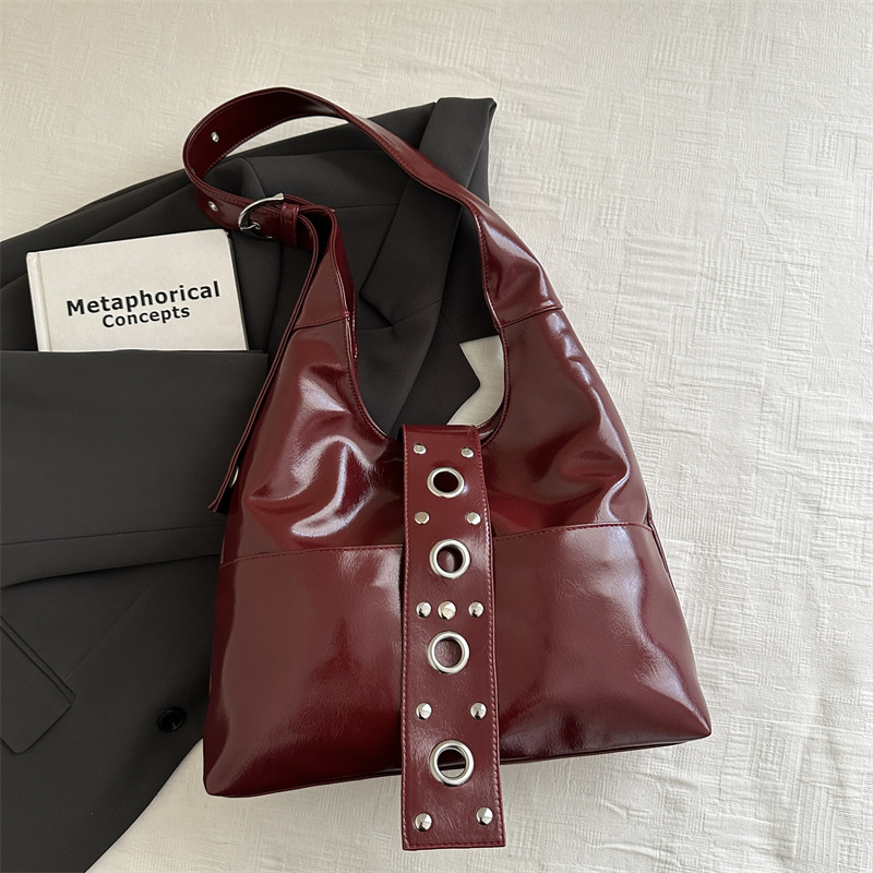Ženska torba za rame tip tote s metalnim zakovicama, retro stil, plisirani detalji