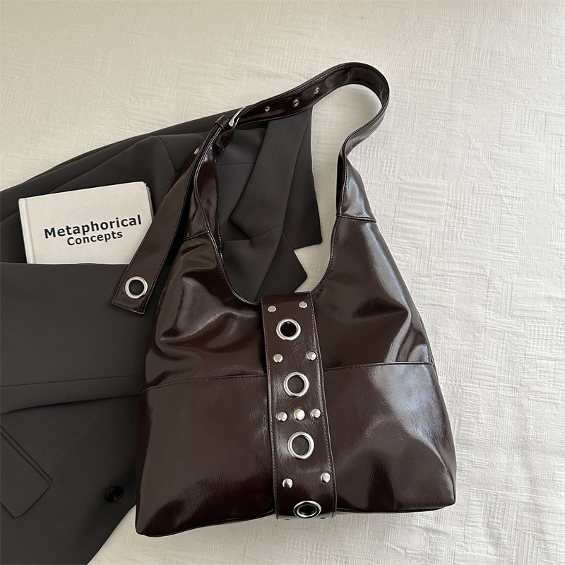 Ženska torba za rame tip tote s metalnim zakovicama, retro stil, plisirani detalji
