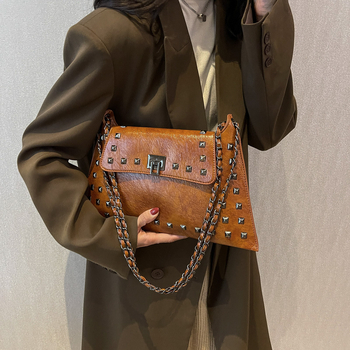 Vintage ženska torbica tipa kofer s nitima i lančanim remenom za rame, teksturirana crossbody