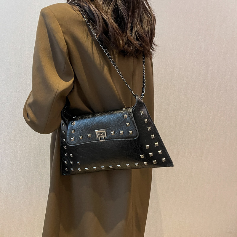 Vintage ženska torbica tipa kofer s nitima i lančanim remenom za rame, teksturirana crossbody