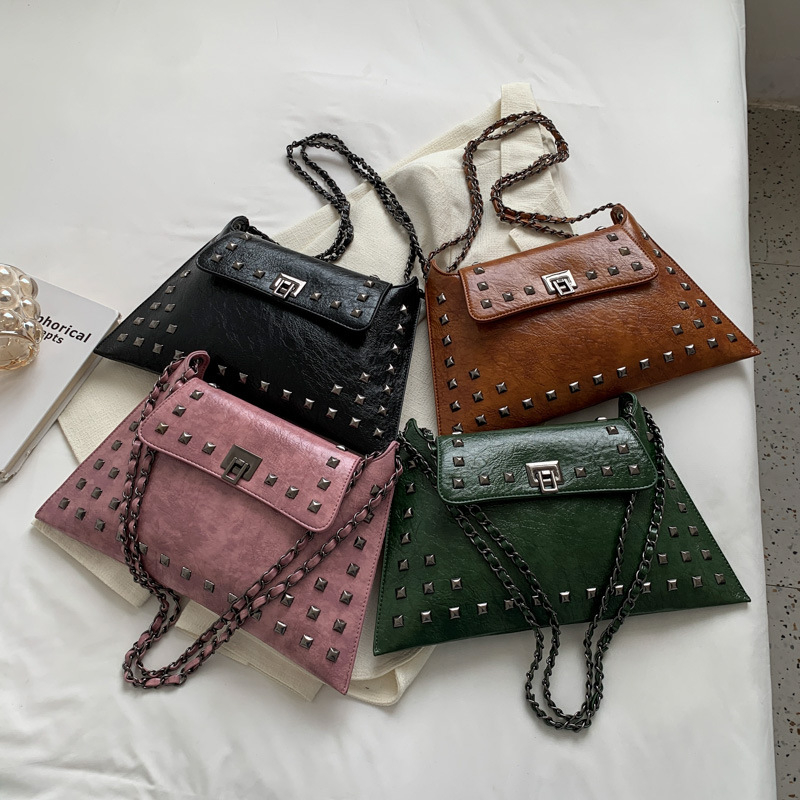 Vintage ženska torbica tipa kofer s nitima i lančanim remenom za rame, teksturirana crossbody