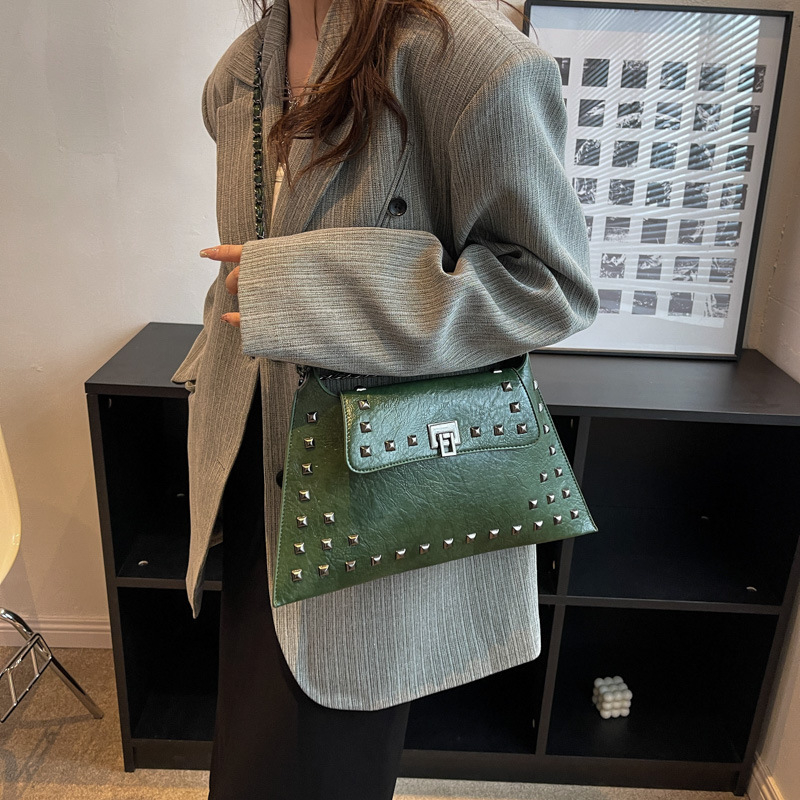 Vintage ženska torbica tipa kofer s nitima i lančanim remenom za rame, teksturirana crossbody