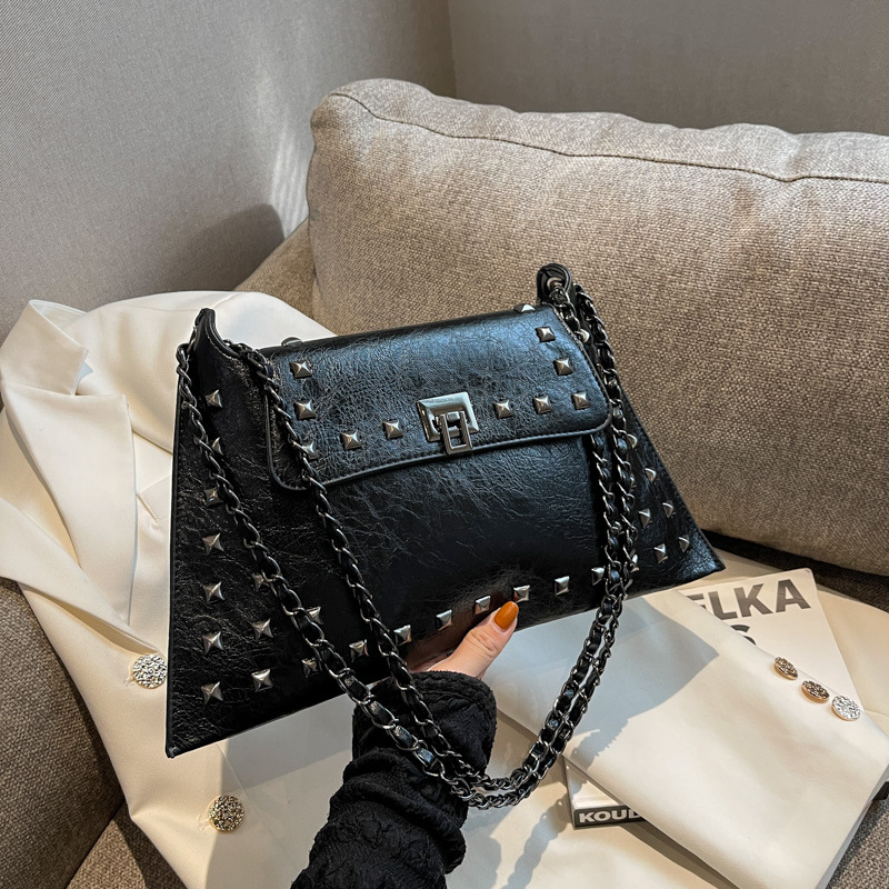 Vintage ženska torbica tipa kofer s nitima i lančanim remenom za rame, teksturirana crossbody