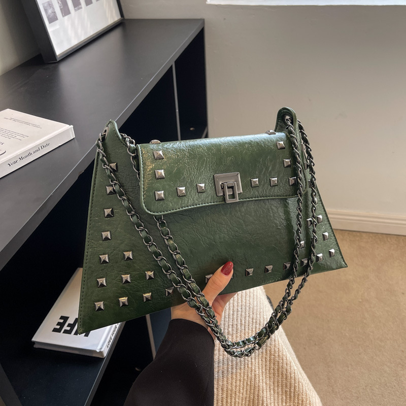 Vintage ženska torbica tipa kofer s nitima i lančanim remenom za rame, teksturirana crossbody