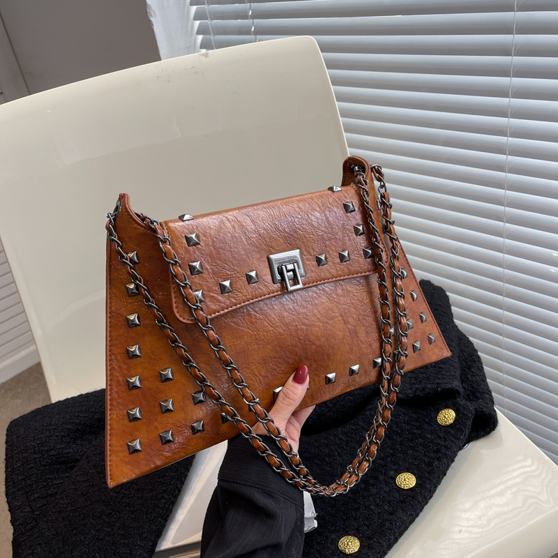 Vintage ženska torbica tipa kofer s nitima i lančanim remenom za rame, teksturirana crossbody