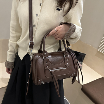 PU kožna torbica za žene, mala crossbody torba, motociklistički stil, ulični trend, retro izgled, proljeće 2026