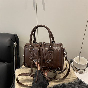 PU kožna torbica za žene, mala crossbody torba, motociklistički stil, ulični trend, retro izgled, proljeće 2026