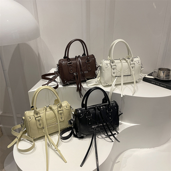 PU kožna torbica za žene, mala crossbody torba, motociklistički stil, ulični trend, retro izgled, proljeće 2026