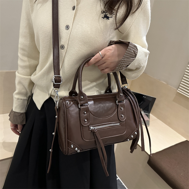 PU kožna torbica za žene, mala crossbody torba, motociklistički stil, ulični trend, retro izgled, proljeće 2026