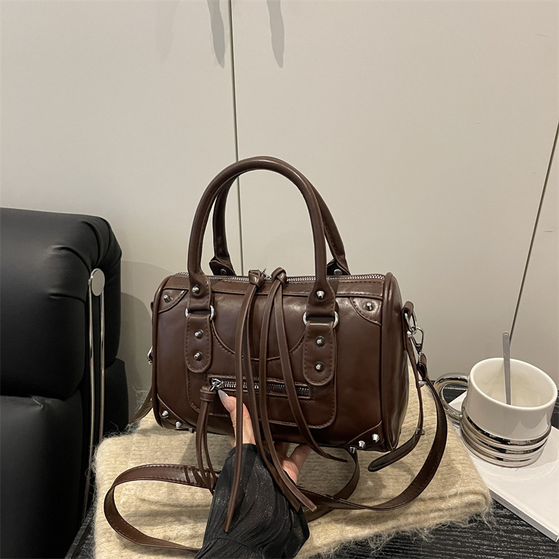 PU kožna torbica za žene, mala crossbody torba, motociklistički stil, ulični trend, retro izgled, proljeće 2026