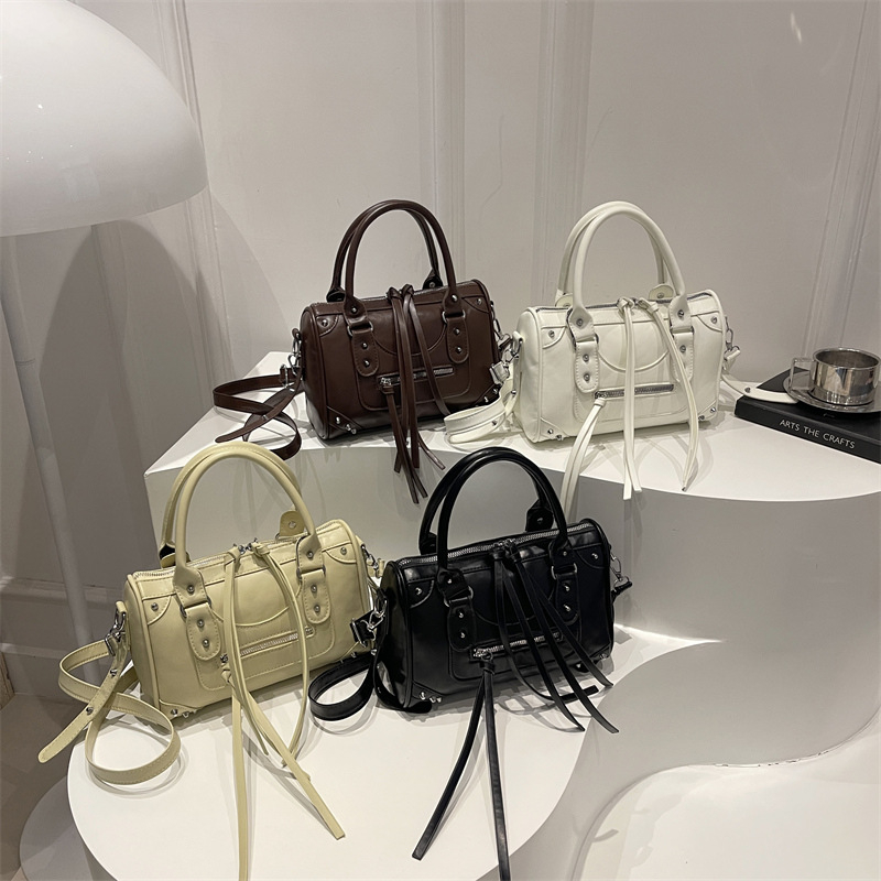 PU kožna torbica za žene, mala crossbody torba, motociklistički stil, ulični trend, retro izgled, proljeće 2026