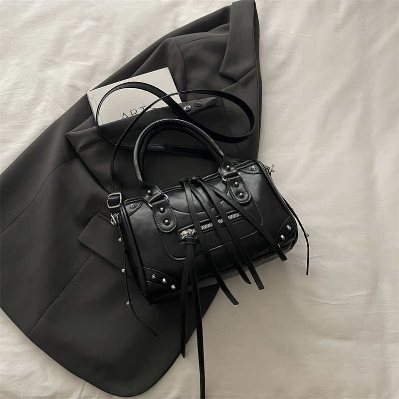 PU kožna torbica za žene, mala crossbody torba, motociklistički stil, ulični trend, retro izgled, proljeće 2026