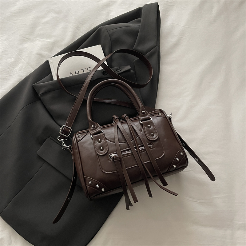 PU kožna torbica za žene, mala crossbody torba, motociklistički stil, ulični trend, retro izgled, proljeće 2026
