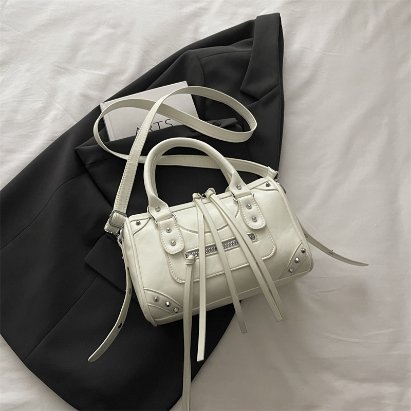 PU kožna torbica za žene, mala crossbody torba, motociklistički stil, ulični trend, retro izgled, proljeće 2026