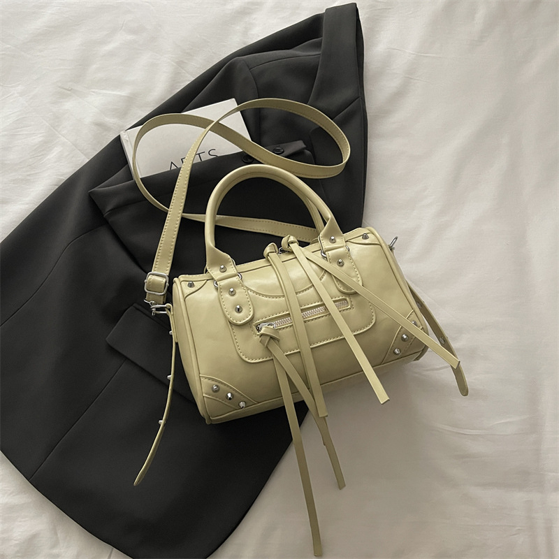 PU kožna torbica za žene, mala crossbody torba, motociklistički stil, ulični trend, retro izgled, proljeće 2026