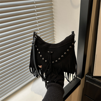Crossbody torba s resicama, boho vintage stil, ukrašena metalnim rivetima i jednim remenom
