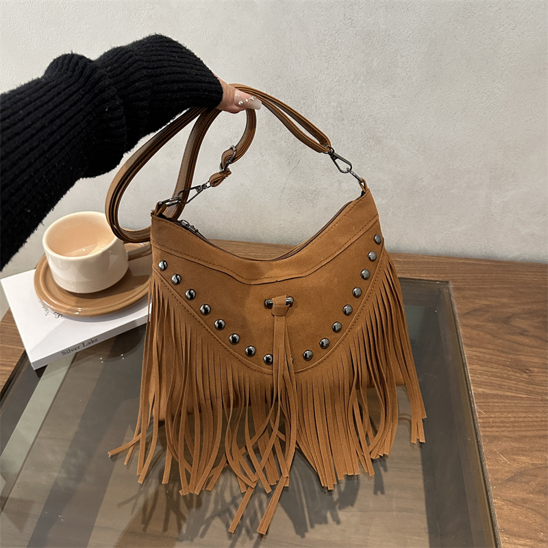 Crossbody torba s resicama, boho vintage stil, ukrašena metalnim rivetima i jednim remenom