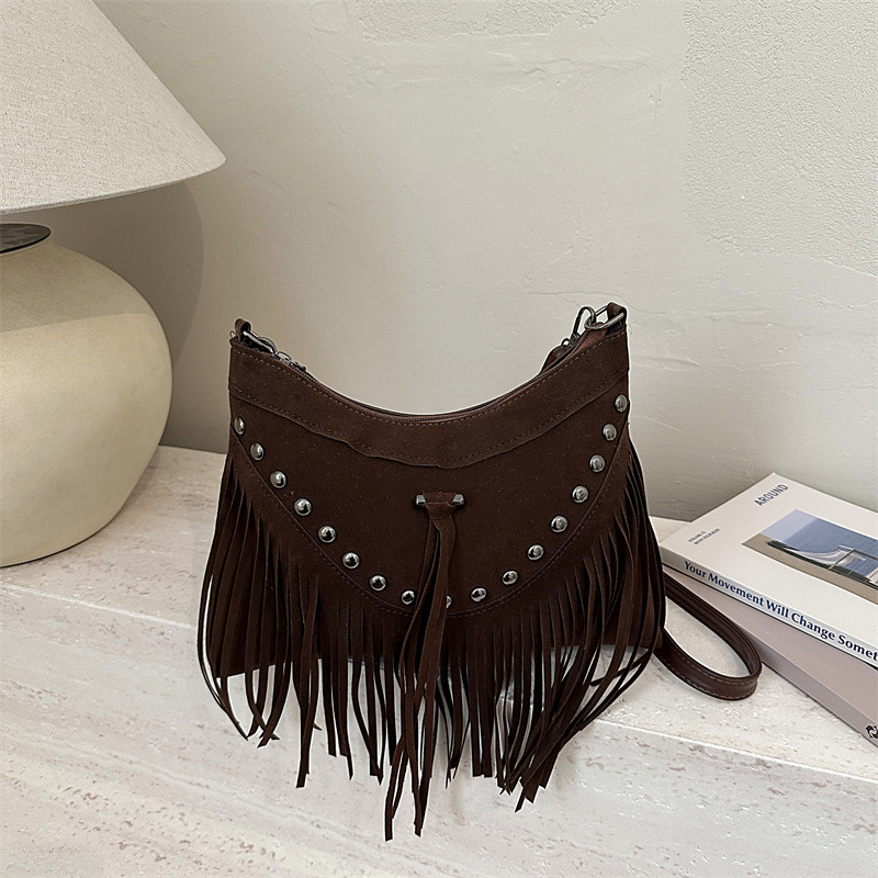 Crossbody torba s resicama, boho vintage stil, ukrašena metalnim rivetima i jednim remenom