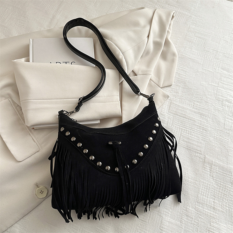 Crossbody torba s resicama, boho vintage stil, ukrašena metalnim rivetima i jednim remenom