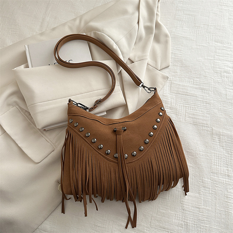 Crossbody torba s resicama, boho vintage stil, ukrašena metalnim rivetima i jednim remenom