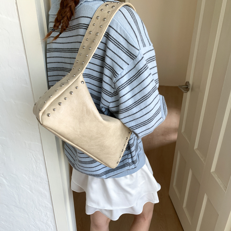 Ženska torba za ramena s rivet detaljima u retro motociklističkom stilu, mekana koža, casual crossbody torba