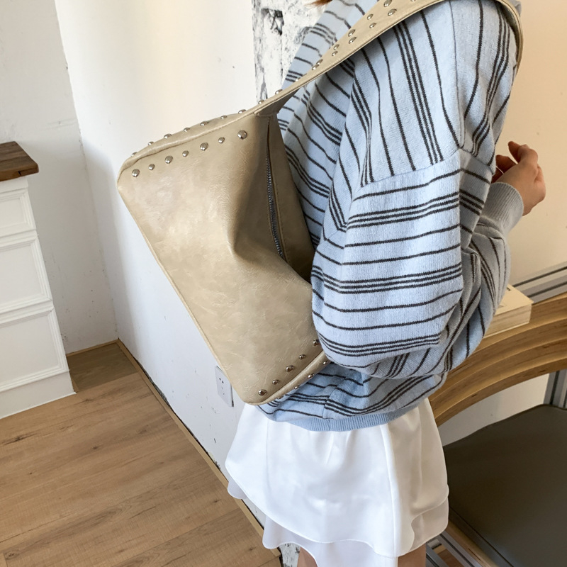Ženska torba za ramena s rivet detaljima u retro motociklističkom stilu, mekana koža, casual crossbody torba
