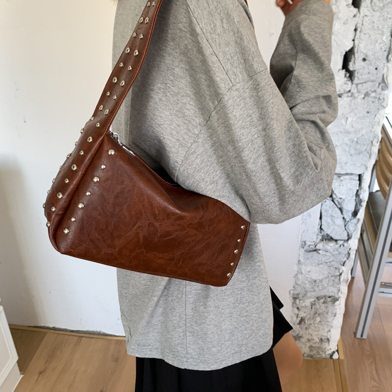 Ženska torba za ramena s rivet detaljima u retro motociklističkom stilu, mekana koža, casual crossbody torba