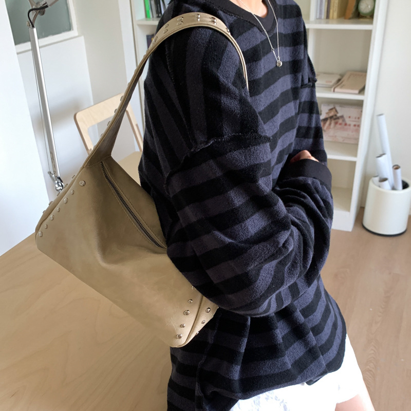 Ženska torba za ramena s rivet detaljima u retro motociklističkom stilu, mekana koža, casual crossbody torba