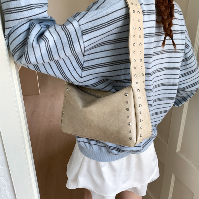 Ženska torba za ramena s rivet detaljima u retro motociklističkom stilu, mekana koža, casual crossbody torba