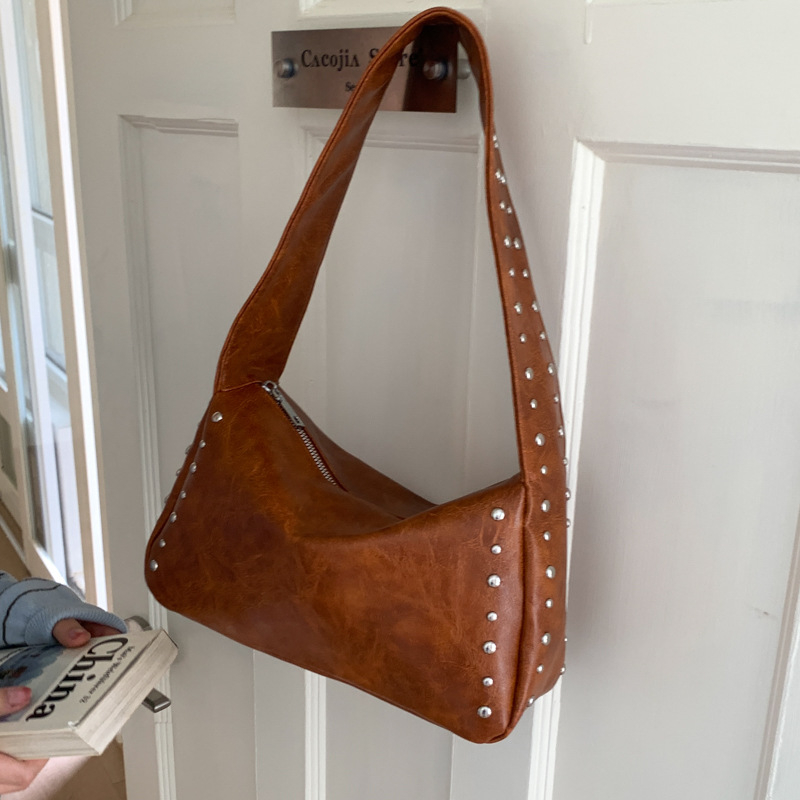 Ženska torba za ramena s rivet detaljima u retro motociklističkom stilu, mekana koža, casual crossbody torba